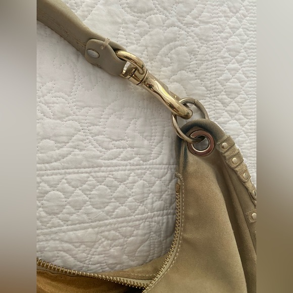 JIMMY CHOO large suede shoulder bag. Tan / beige colour, gold embellishments. - Picture 9 of 11